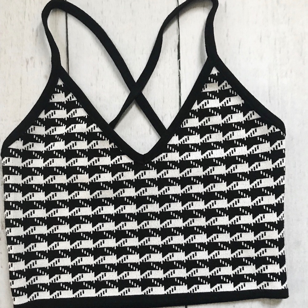 White/Black crop top 💲
